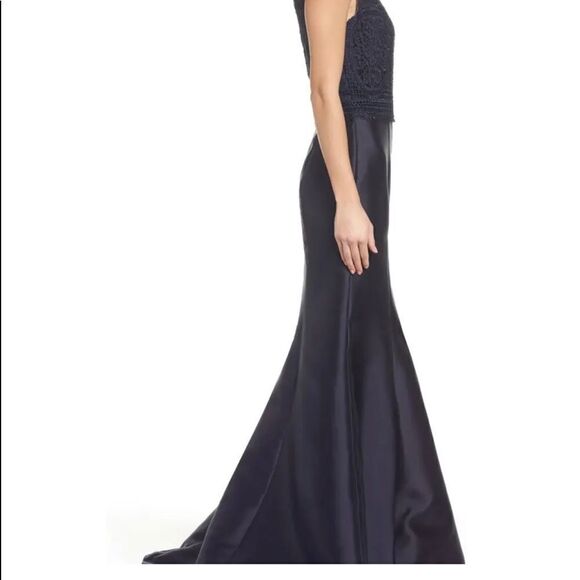 La FEMME Lace & Twill Mermaid Prom Gown
Navy Sz 8  NEW Retail $438 Pageant Party - Picture 12 of 16